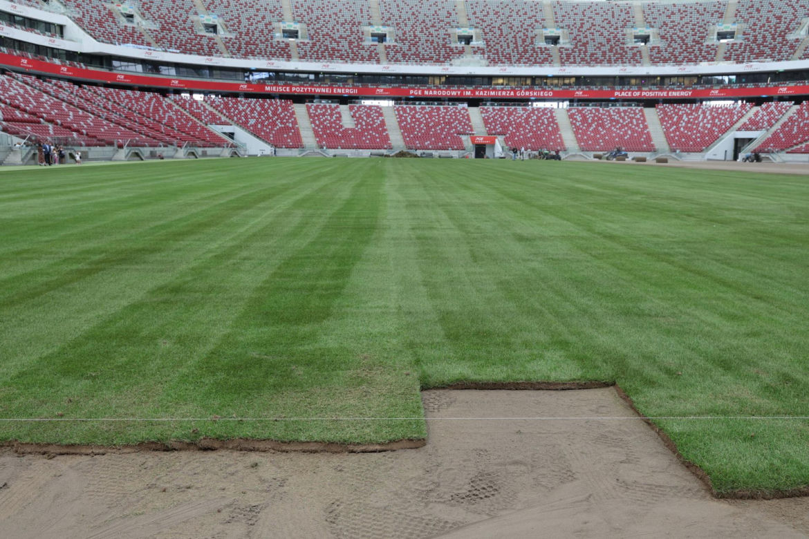 Rozkładanie murawy na Stadionie Narodowym