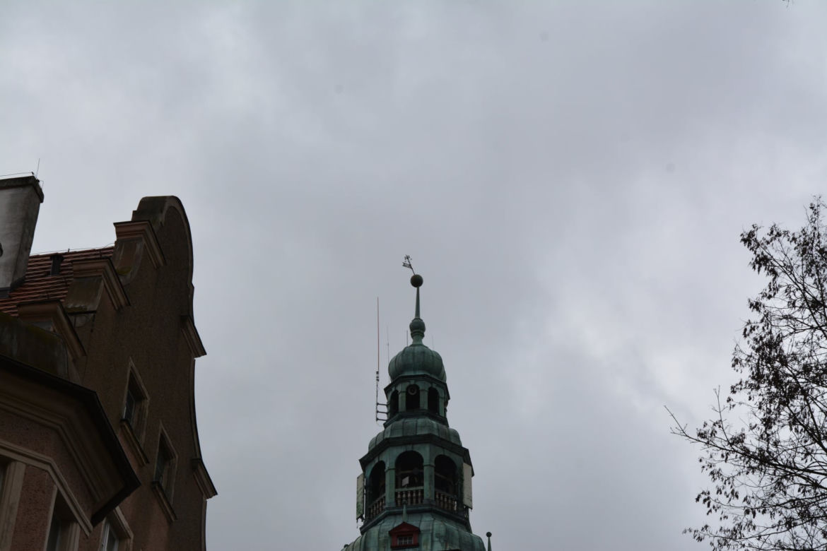 Olsztyn. Wichura przekrzywiła kulę wieńczącą wieżę ratusza. Wejście główne zamknięte [FOTO]