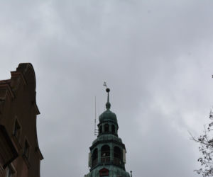 Olsztyn. Wichura przekrzywiła kulę wieńczącą wieżę ratusza. Wejście główne zamknięte [FOTO]