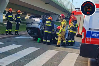 Zderzenie dwóch aut w Warszawie. Opel dachował na Mokotowie