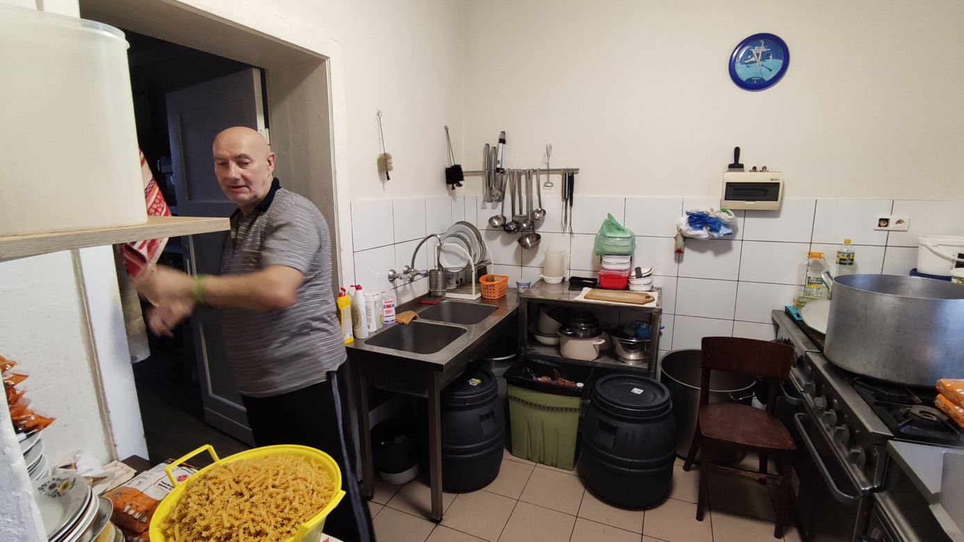 Ksiądz Bar buduje bar mleczny dla potrzebujących