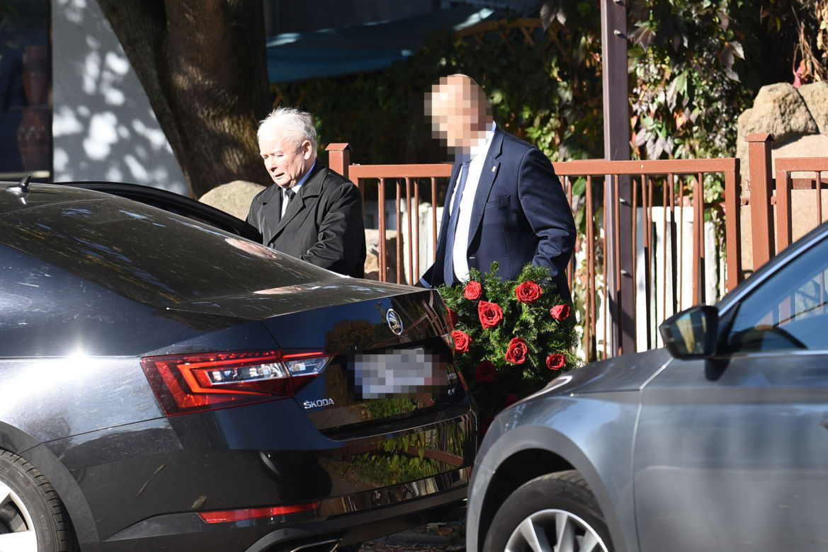Limuzyną na grób matki. Jarosław Kaczyński 