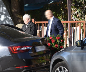 Limuzyną na grób matki. Jarosław Kaczyński 
