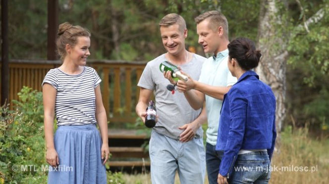 M jak miłość odc. 1178. Paweł Zduński (Rafał Mroczek), Ala (Olga Frycz), Piotrek (Marcin Mroczek), Kinga (Katarzyna Cichopek)