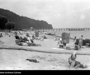 Jak dawniej wyglądało plażowanie? Te zdjęcia to prawdziwe perełki! [GALERIA]