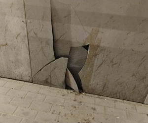 Bród i smród w tunelu pod torami w Siedlcach