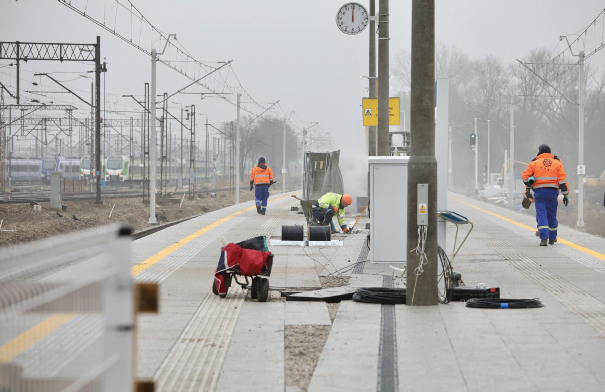 Dojście do nowej stacji przez błoto i plac budowy. PKP Warszawa Grochów jak tor przeszkód 