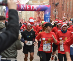 23. Festiwal Biegów Świętych Mikołajów w Toruniu. Zdjęcia ze starówki