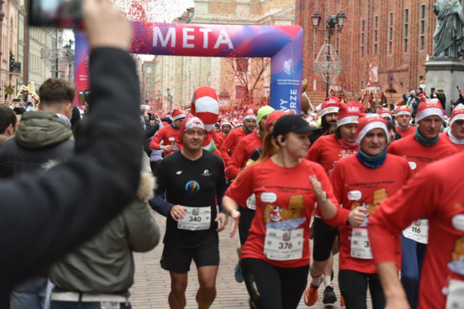 23. Festiwal Biegów Świętych Mikołajów w Toruniu. Zdjęcia ze starówki