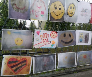 Wzruszające transparenty na płocie szpitala w Chorzowie. Przedszkolaki dziękują lekarzom!