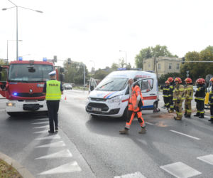 Wypadek karetki na skrzyżowaniu ulic Bukowińskiej i Wilanowskiej