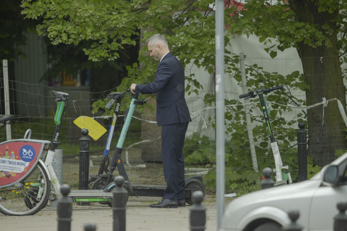 Jarosław Wałęsa na hulajnodze