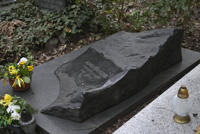 Tak wygląda grób prof. Jadwigi Staniszkis dwa lata po śmierci
