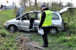Jechali w 10 osób i mieli wypadek. 21-letni kierowca nie miał prawa jazdy