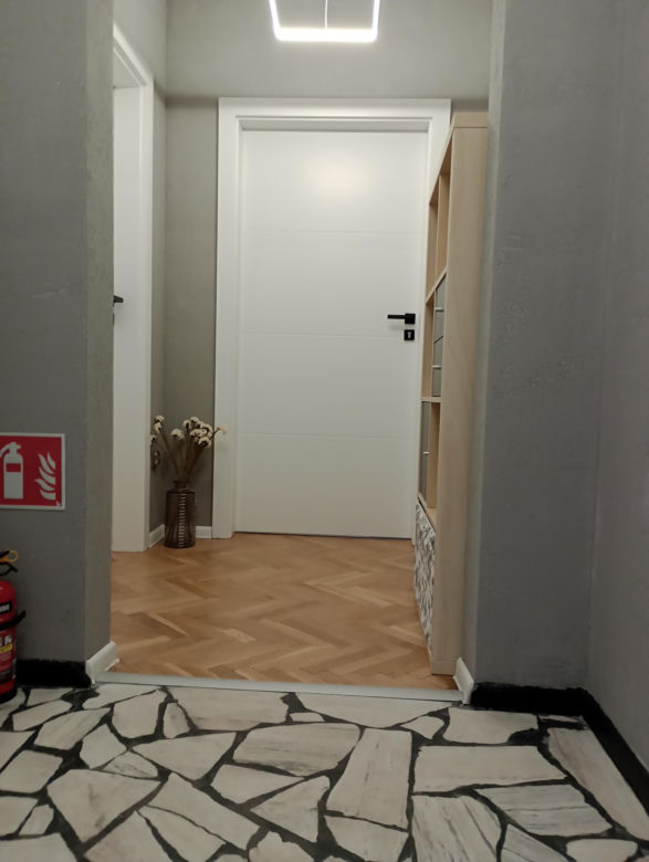 Wnętrze po metamorfozie - parkiet i marmur po renowacji