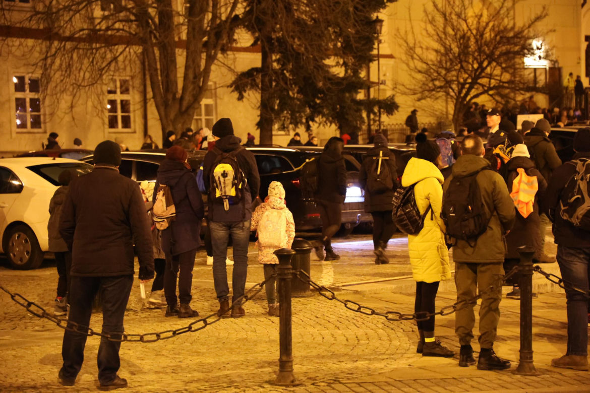 Kilka tysięcy osób w piątkowy wieczór wyruszyło z Lublina w 10. Ekstremalną Drogę Krzyżową