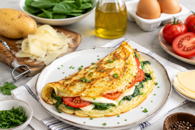 Ziemniak pokrój w cieniutkie wstążki zamiast ścierać. Z jajkiem powstaje chrupiący omlet bez mąki