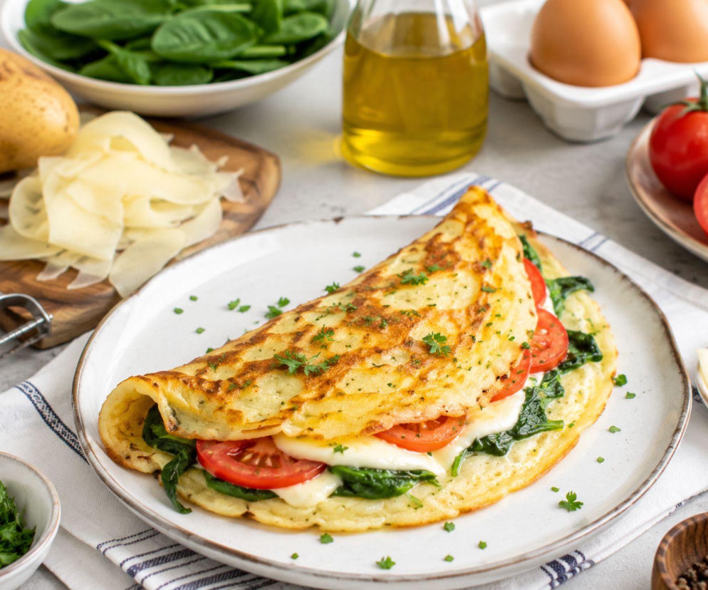 Ziemniaka pokrój w cieniutkie wstążki zamiast ścierać. Z jajkiem powstaje chrupiący omlet bez mąki