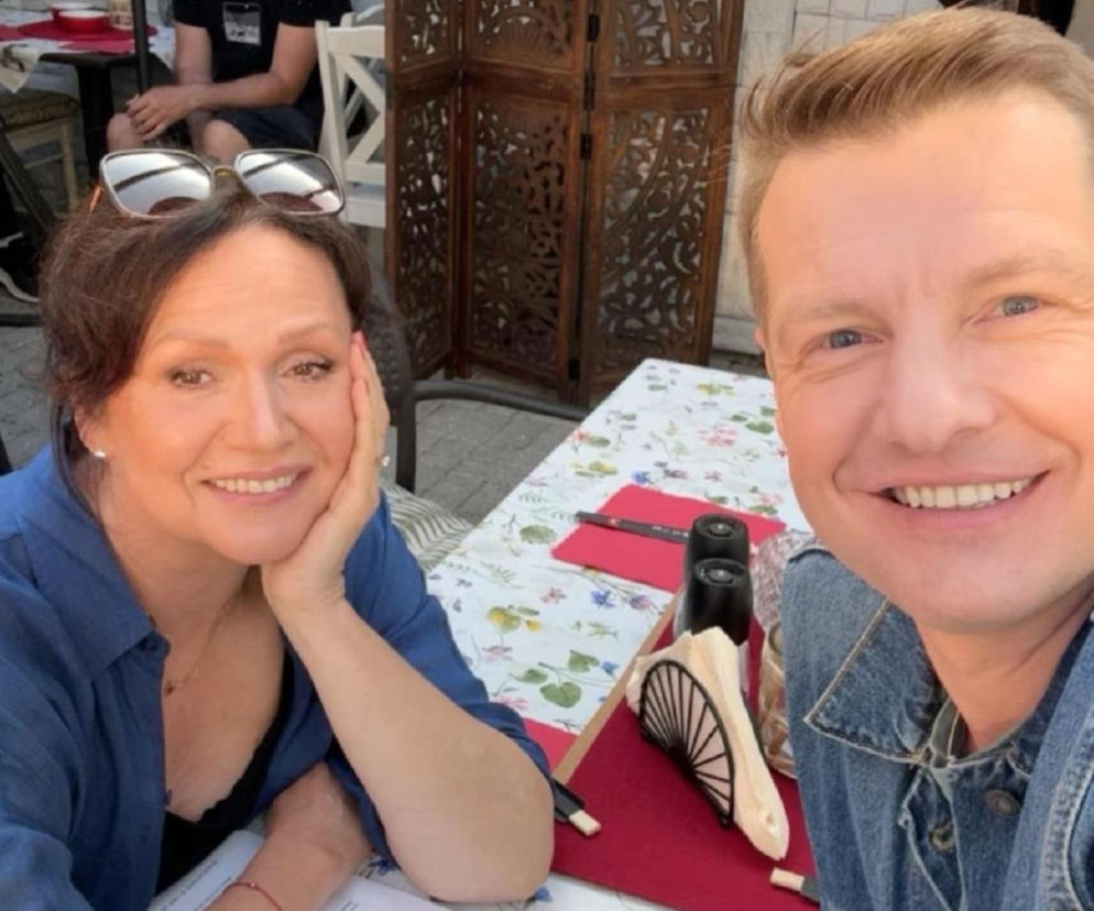Uśmiechnięci Marysia i Paweł Zduński siedzą przy kawiarnianym stoliku. O ich wspólnej wycieczce pisze SE Superseriale.