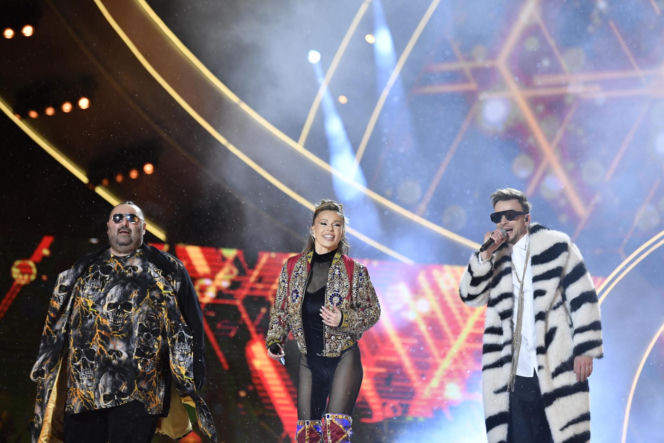 Sylwester z Dwójką. Doda przebierała się dwa razy. Zapięta pod szyję wyglądała obłędnie!