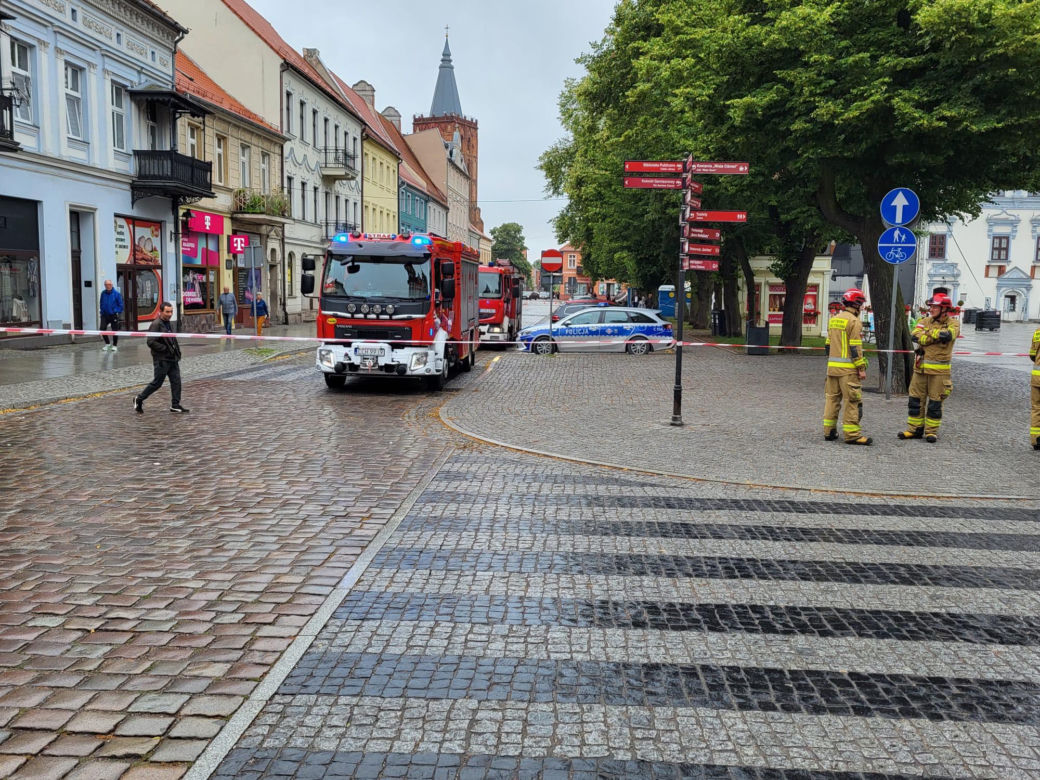 Samochód osobowy wjechał w grupę pieszych. Są ranni
