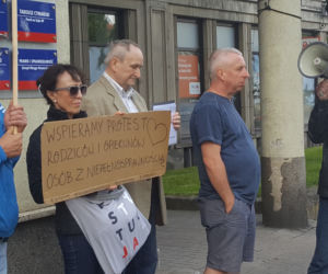 Gdańszczanie solidaryzują się z osobami niepełnosprawnymi oraz ich rodzinami protestującymi w Sejmie. Od wtorku przed biurem PiS na Targu Drzewnym odbywają się demonstracje.