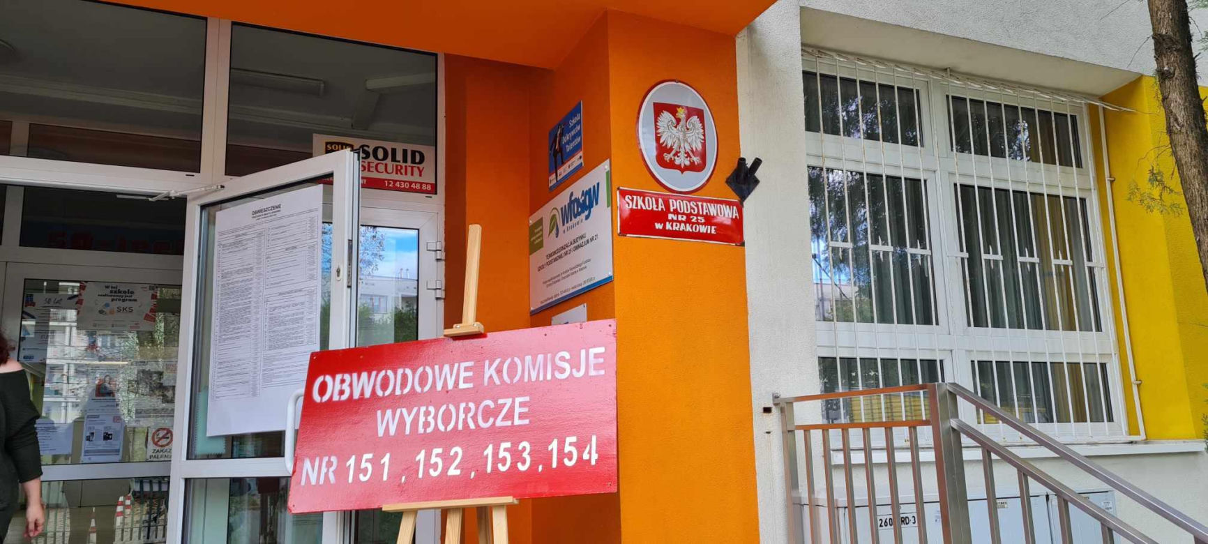 Krakowianie stoją w kolejkach do urn wyborczych. Frekwencja robi wrażenie!
