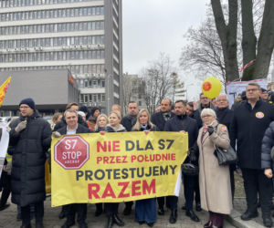 Protest ws. wariantów S7 przed siedzibą oddziału GDDKIA w Krakowie
