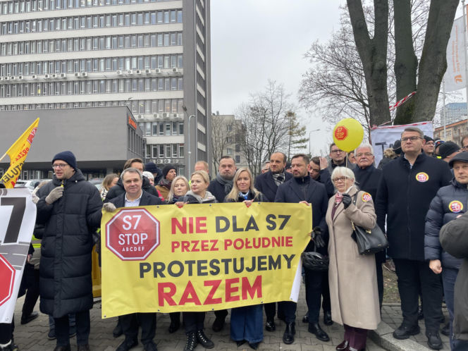 Protest ws. wariantów S7 przed siedzibą oddziału GDDKIA w Krakowie