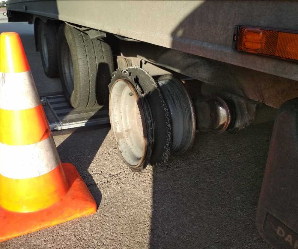 Jechał przeciążony i bez opony. Niebezpieczny transport wycofany przez ITD