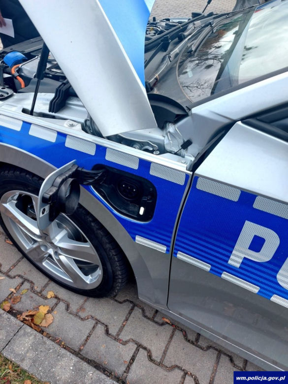 Szczytno. Policjanci otrzymali nowy radiowóz. To hybrydowa Skoda Octavia iV [ZDJĘCIA]