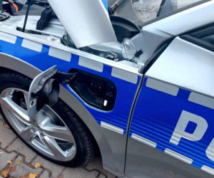 Szczytno. Policjanci otrzymali nowy radiowóz. To hybrydowa Skoda Octavia iV [ZDJĘCIA]