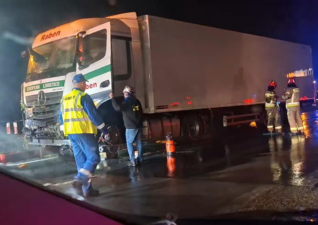 Trasa S1 zablokowana. TIR rozbił się o barierki