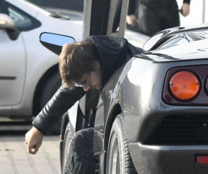 Maciej Musiał najpierw pieści auto, potem dziewczynę