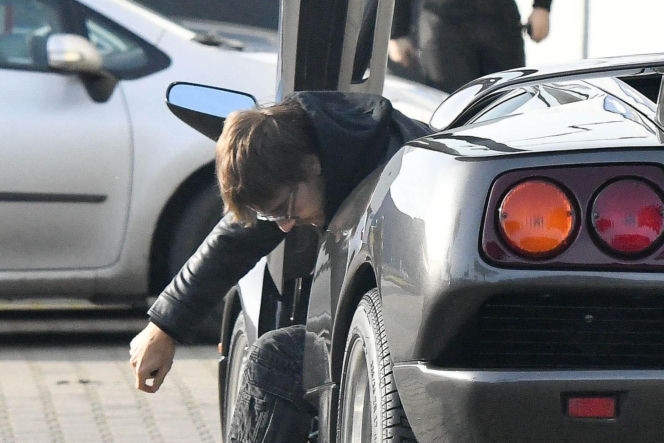 Maciej Musiał najpierw pieści auto, potem dziewczynę