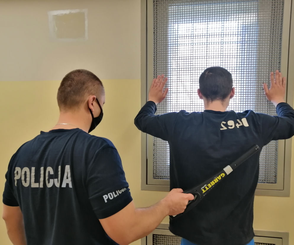 Nie chciał im oddać pieniędzy, więc zaczęli go bić po głowie i twarzy. 47-latek nie miał szans