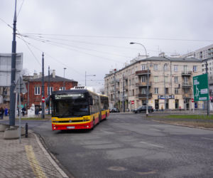 Autobus linii 521 na rondzie Wiatraczna