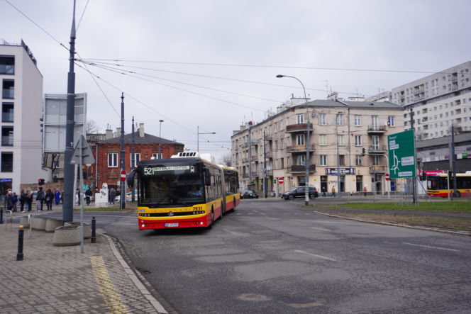 Autobus linii 521 na rondzie Wiatraczna