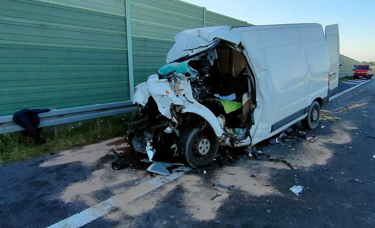 Broniszew. Śmiertelny wypadek na trasie S7. Bus uderzył w ciężarówkę przewożącą betonowe szamba