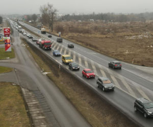 Tłumy turystów w Zakopanem na święta. Zakopianka zakorkowana, na Krupówkach ścisk [GALERIA]