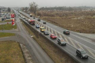 Tłumy turystów w Zakopanem na święta. Zakopianka zakorkowana, na Krupówkach ścisk [GALERIA]