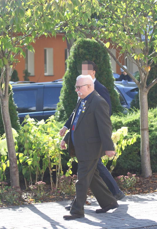 Wałęsa obwieszony ważnymi symbolami. Tak przyjechał do kościoła 
