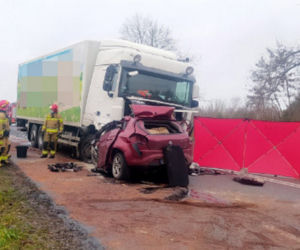 Drogowa masakra pod Siedlcami. Kierowca fiata zmiażdżony pod chłodnią 