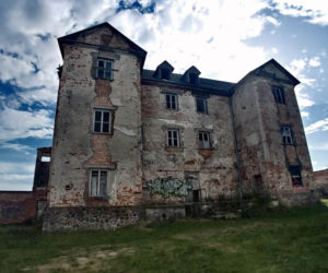 Ruiny zamku w Ełku. Tajemnicze miejsce na półwyspie robi wrażenie [ZDJĘCIA]