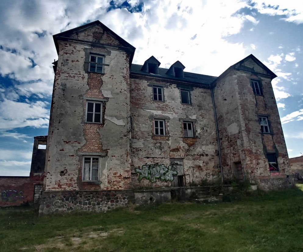 Ruiny zamku w Ełku. Tajemnicze miejsce na półwyspie robi wrażenie [ZDJĘCIA]