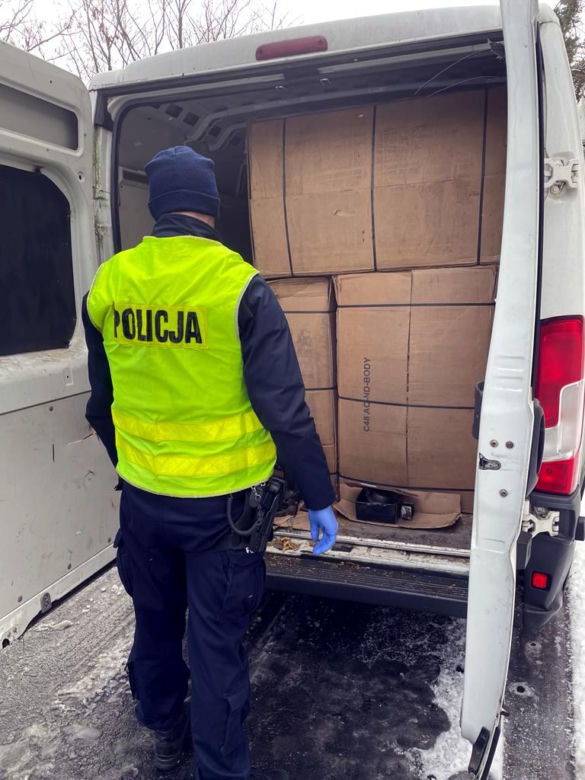 Nielegalny towar w samochodzie dostawczym. Kierowca wpadł pod Toruniem
