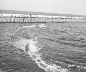 Plażowa moda sprzed lat. Tak wypoczywały nad morzem poprzednie pokolenia [ZDJĘCIA ARCHIWALNE]