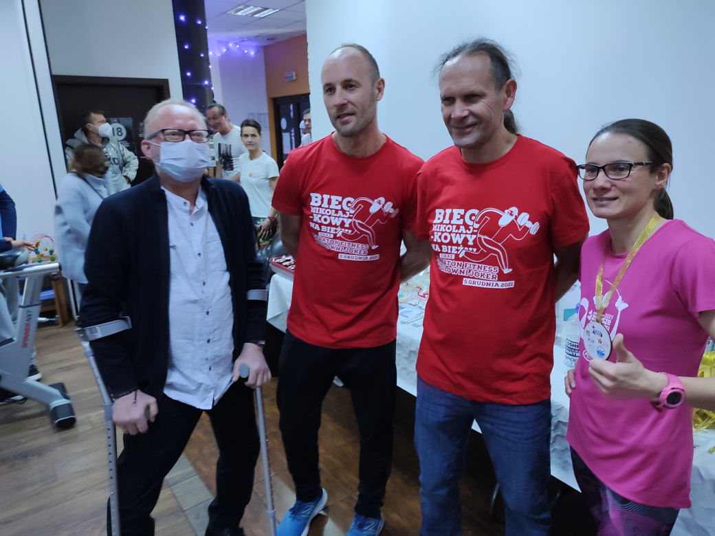 Bieg mikołajkowy na bieżni w Siłowni Joker