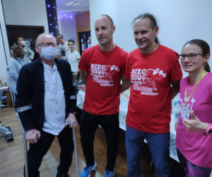 Bieg mikołajkowy na bieżni w Siłowni Joker
