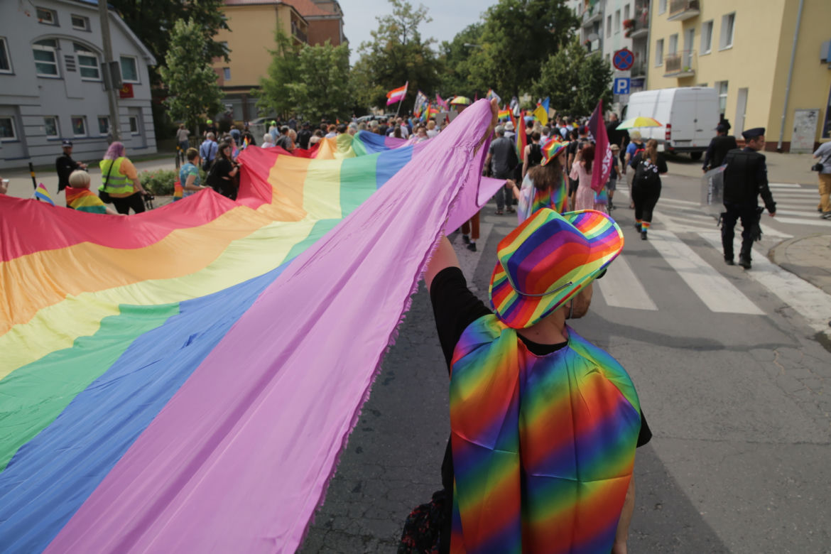 Marsz Równości w Olsztynie 2022. Wielobarwna parada przeszła ulicami miasta [ZDJĘCIA]